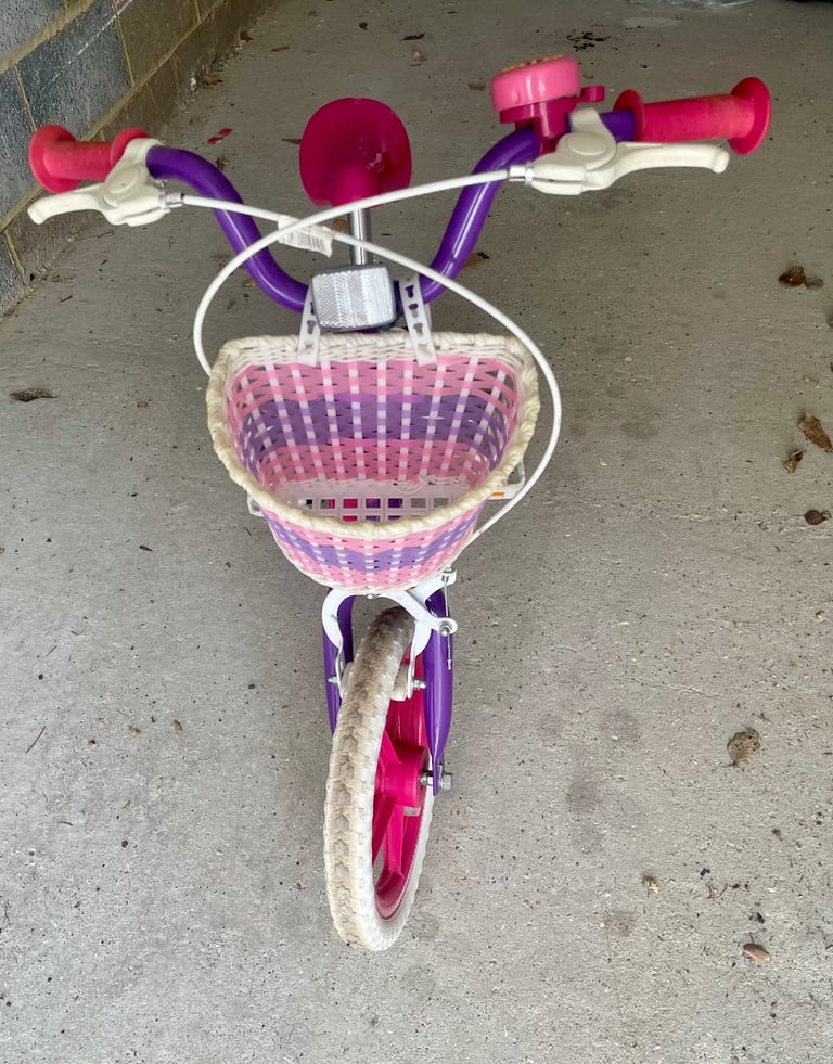 Kids bike with stabilisers and basket. 