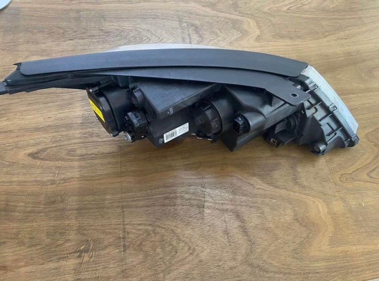 Kia Sportage passenger head lamp xenon