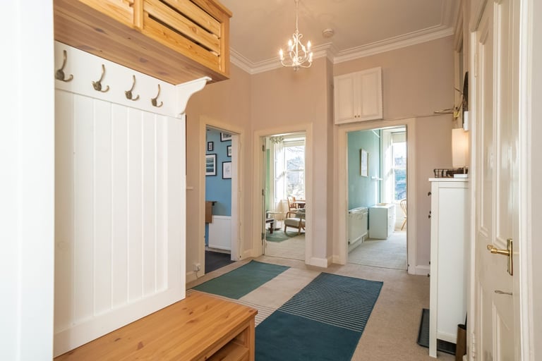 Bright, spacious, extremely well presented 3 bedroom property in Bruntsfield