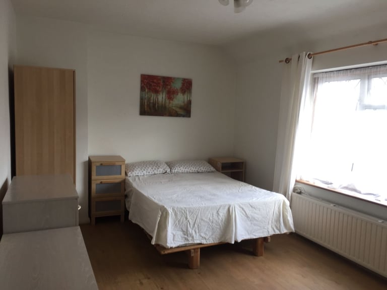 2 Bedroom house with loft near to station and amenities