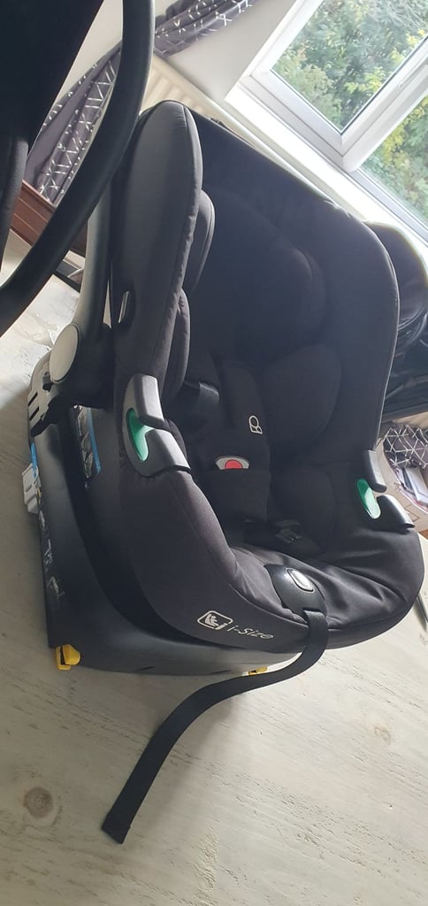 Puggle Twin Pram and Isofix Car Seats