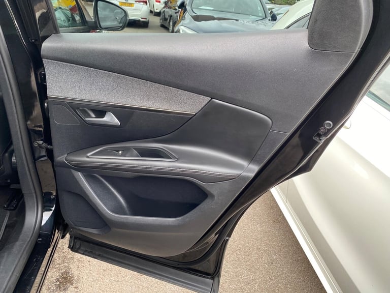 2017 Peugeot 3008 1.2 PureTech Allure EAT Euro 6 (s/s) 5dr HATCHBACK Petrol Automatic