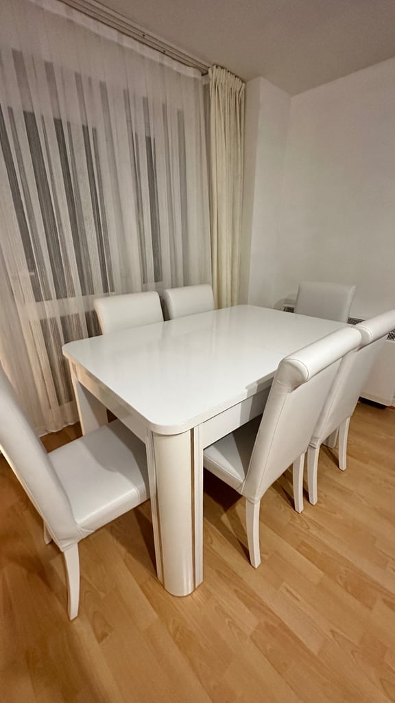 Extendable White Gloss Dining Table with 6 Leather Chairs 