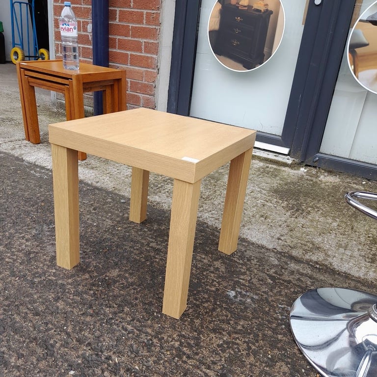 A beech side table, ref:18985 £5.00