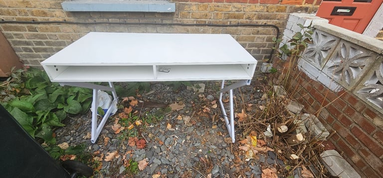 First Come First Serve: Free 120x60cm desk in Twickenham