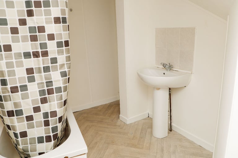 Newly Decorated 3-Bedroom Flat for Rent – Glasgow South Side