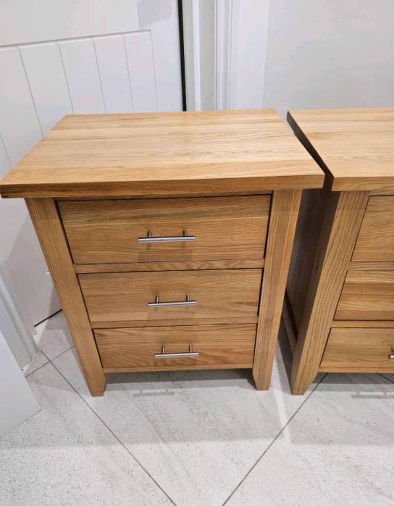 Lovely solid Oak bedside tables x2