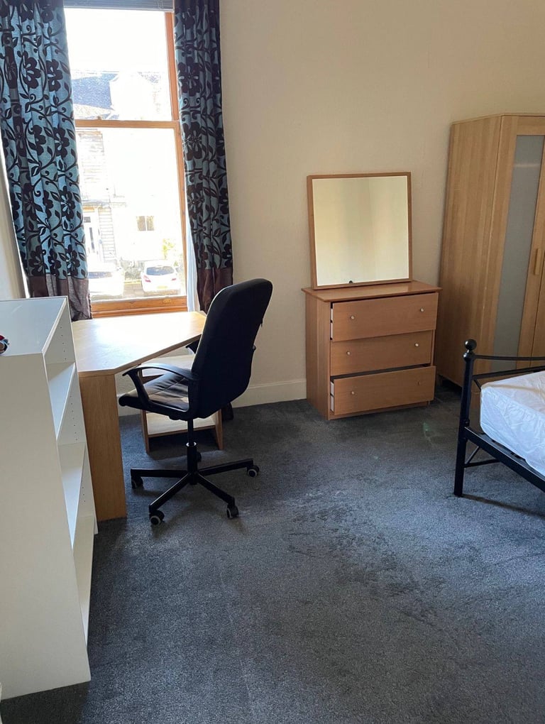 Room available in 2-bed flat on Mayfield Road
