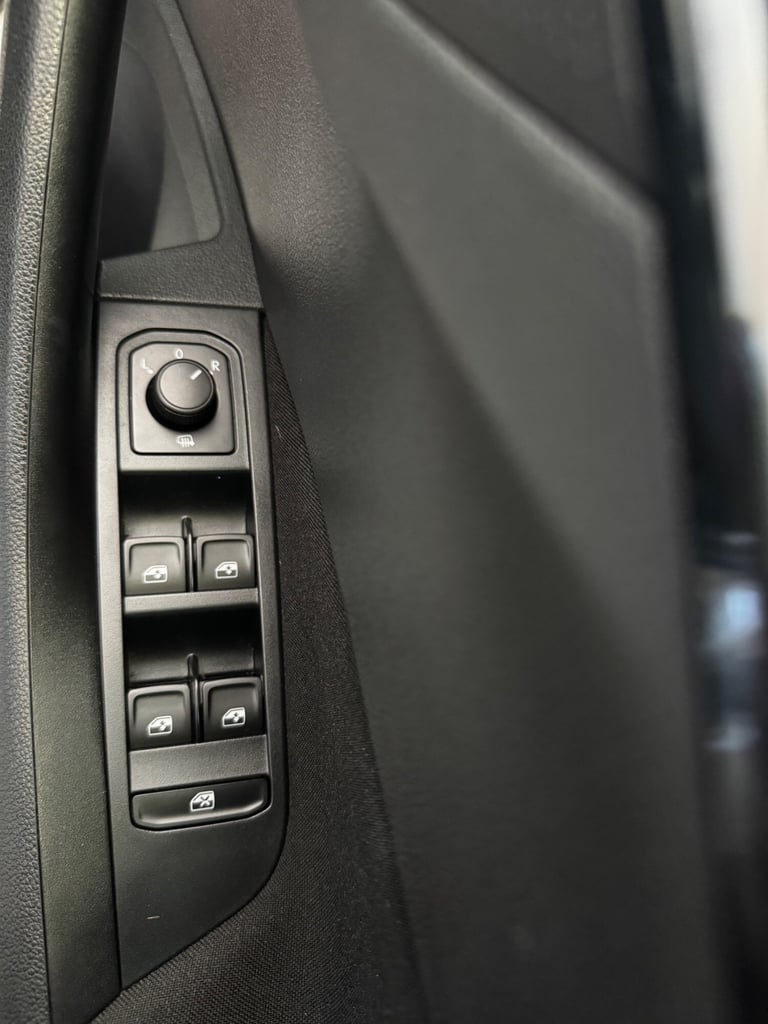 One Owner | Rear parking sensors| Apple Car play