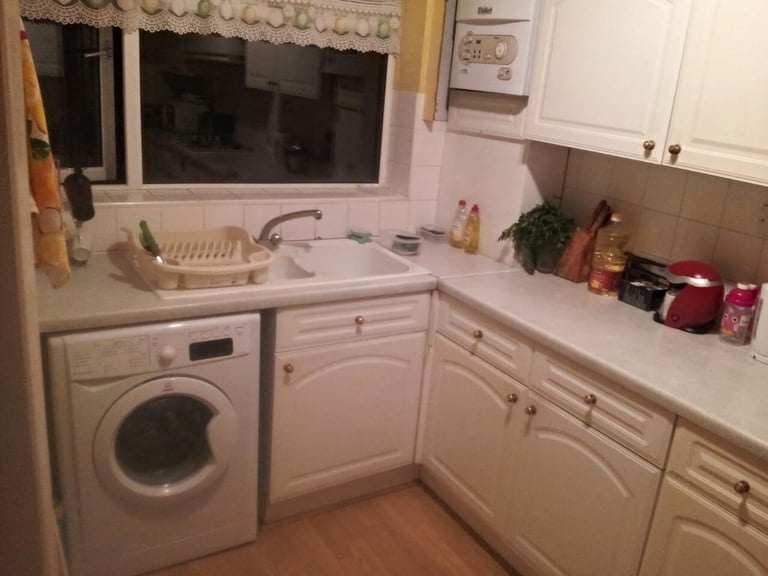 Single room for Rent in quiet area in Chatham kent near the trainstation 5min walk.