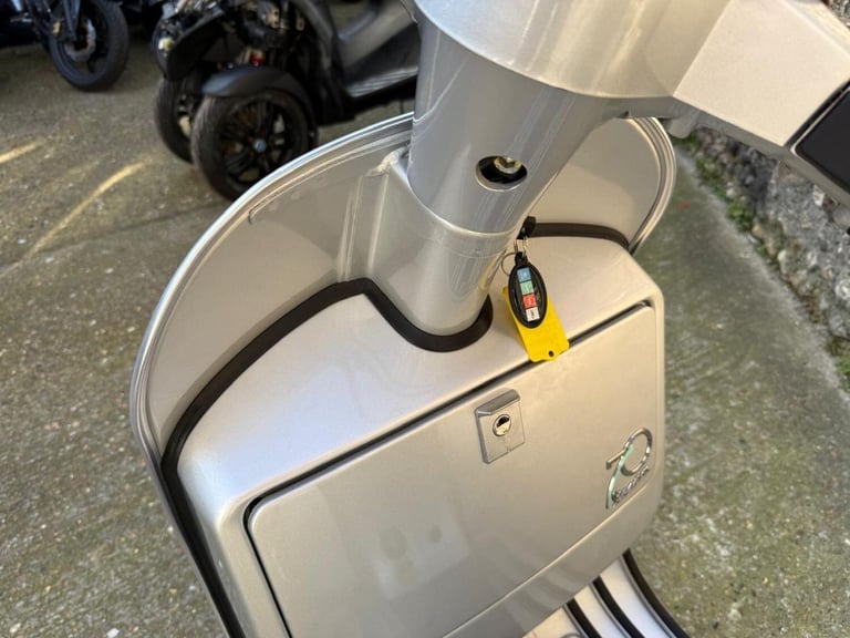 PIAGGIO VESPA - 2016 Petrol Manual in Grey