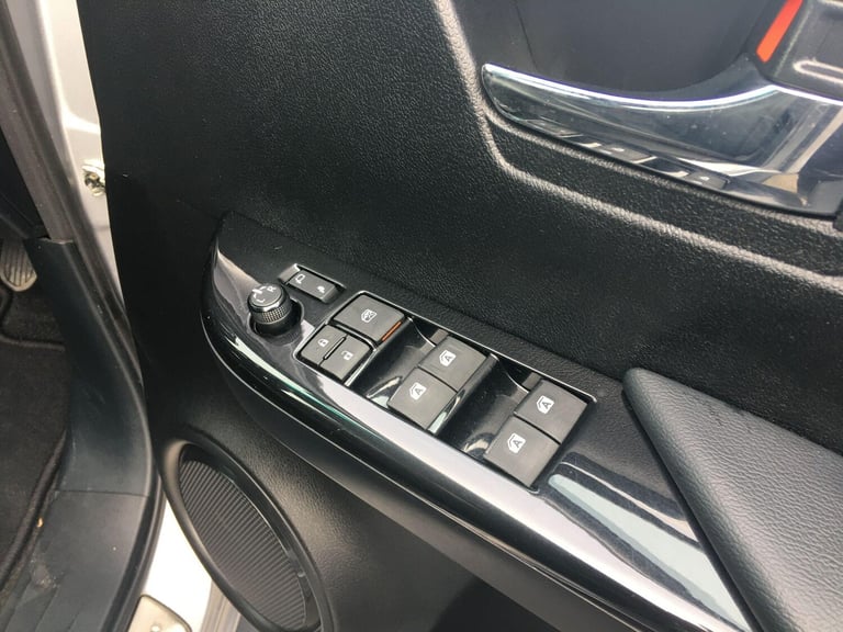 2023 Toyota Hilux 2.8 D-4D Invincible X Pickup Double Cab 4dr Diesel Auto 4WD Euro 6 (s/s) (2 Die...