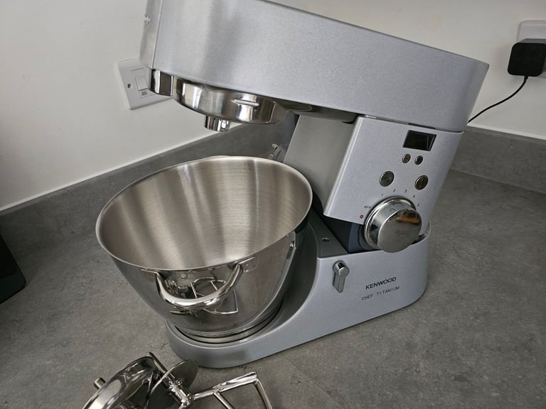 Kenwood stand mixer - chef Titanium KMC030