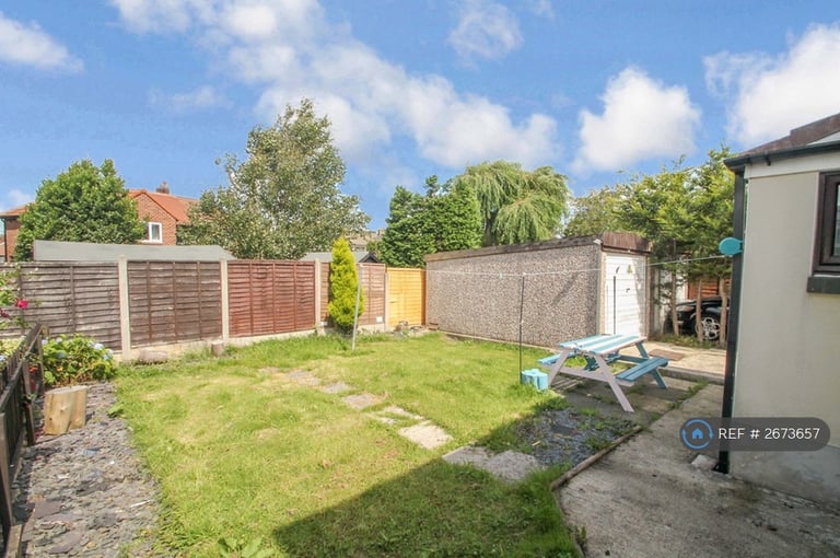 3 bedroom house in Carr Hill Grove, Calverley, Pudsey, LS28 (3 bed) (#2673657)