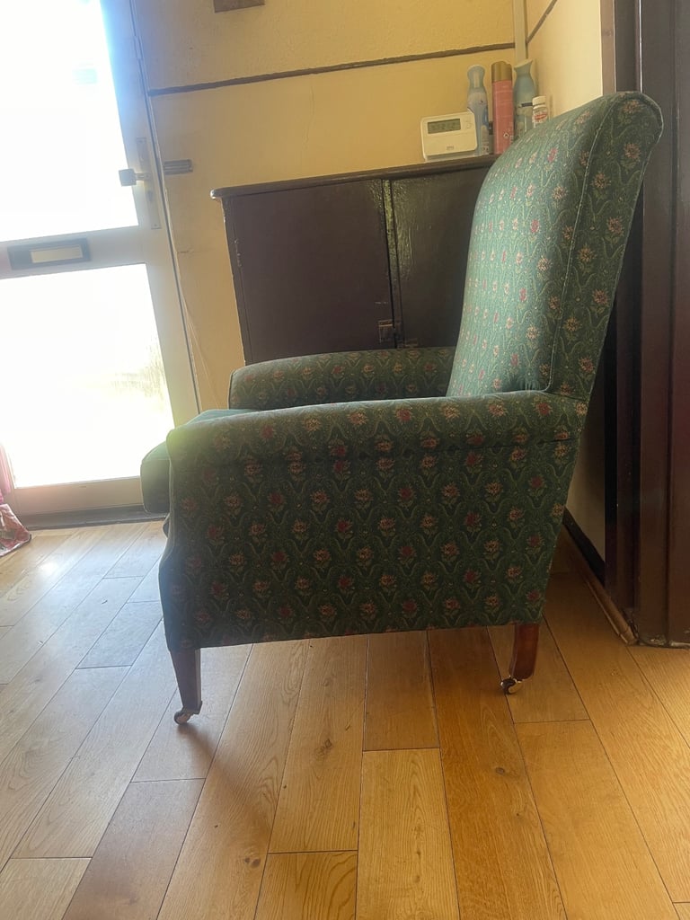 Free armchair on castors . Classic style 