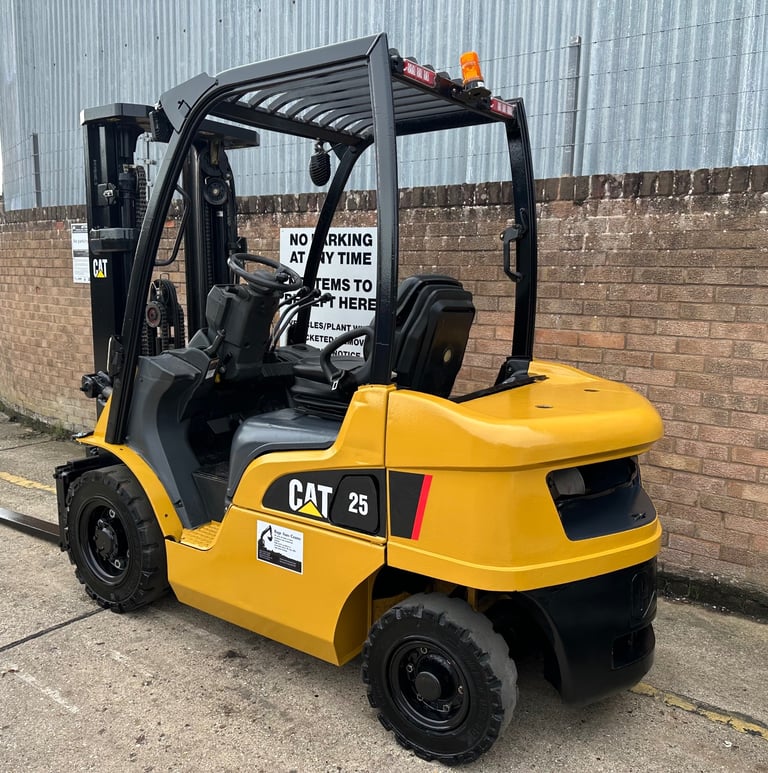 2010 Caterpillar 2.5t diesel forklift, container spec triple mast 