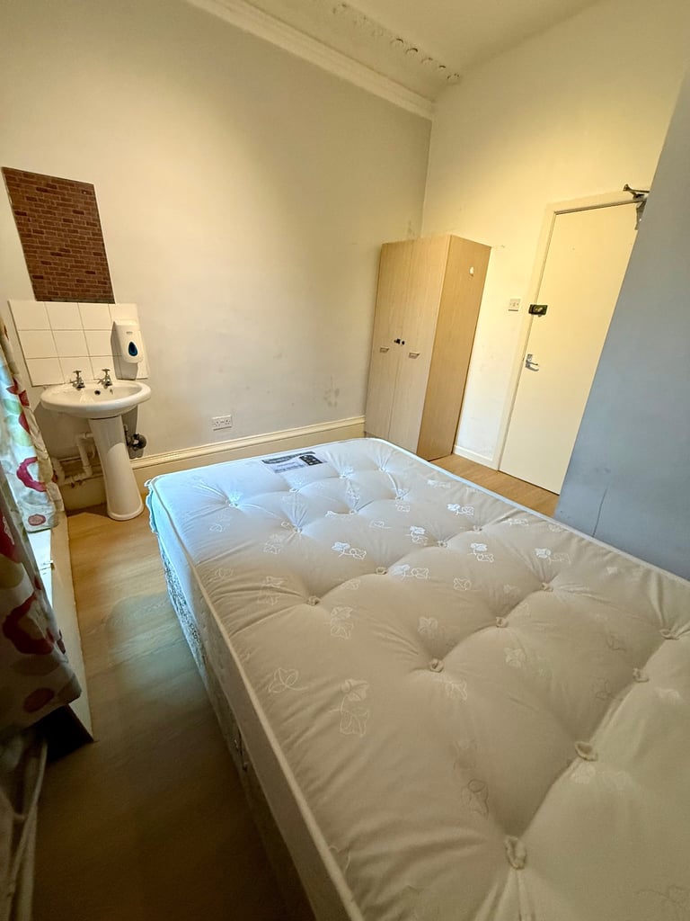 ** Clean & Tidy Double Room with Parking **