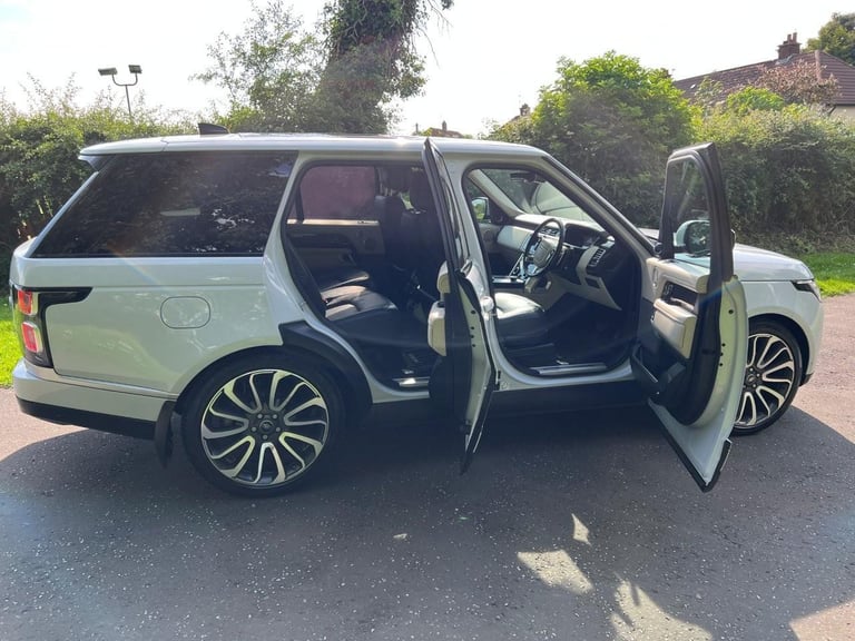 August 2018 Land Rover Range Rover 3.0 SD V6 Autobiography (275) Automatic SUV