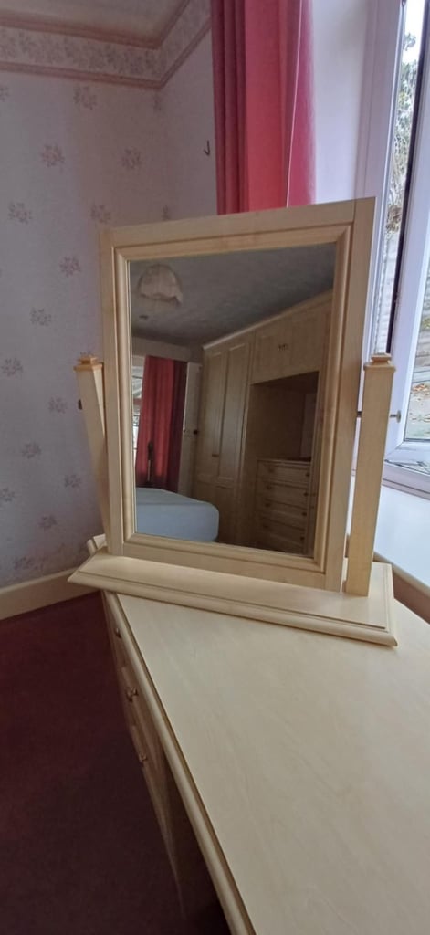 Bedroom furniture set