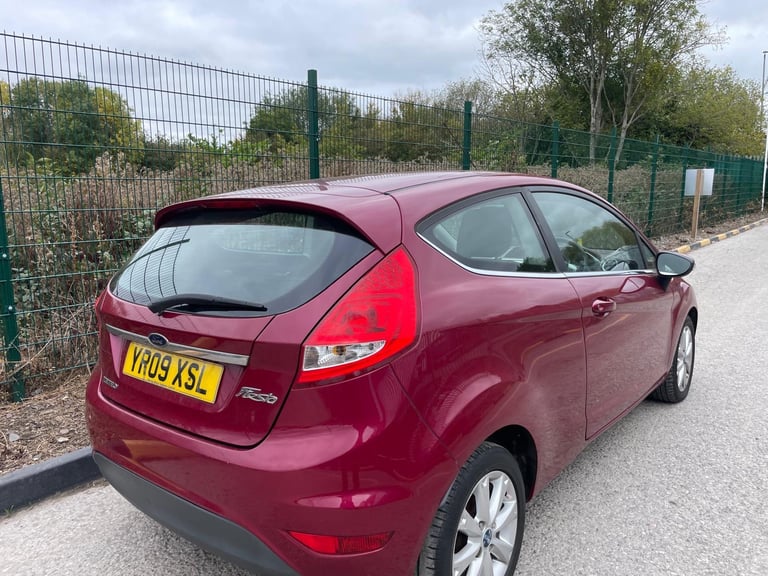 FORD FIESTA 1.2 ZETEC 09 REG MAGENTA RED 3 DOOR MOT 12 MONTHS MOT  INSURANCE 48+MPG