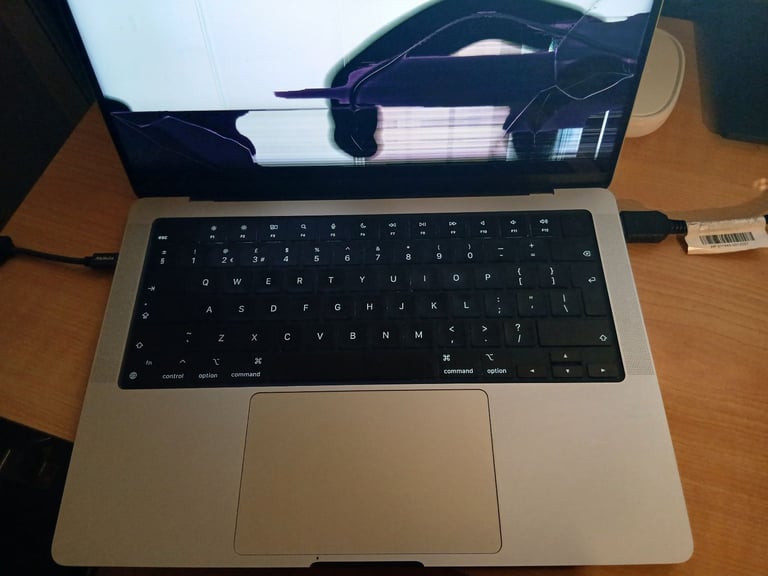 MacBook Pro M1 (2021) 16 GB – Ideal for Someone Who Just Wants to Mirror It – £250
