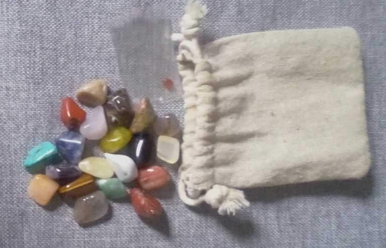 21 Assorted Small Quartz Tumbled Chakra Reiki Stones Crystals Gemstones & Bag.POST OR COLLECT!