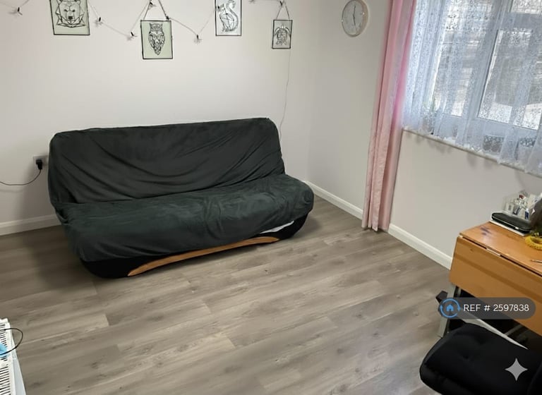 2 bedroom flat in Cowper Road, Sittingbourne, ME10 (2 bed) (#2597838)