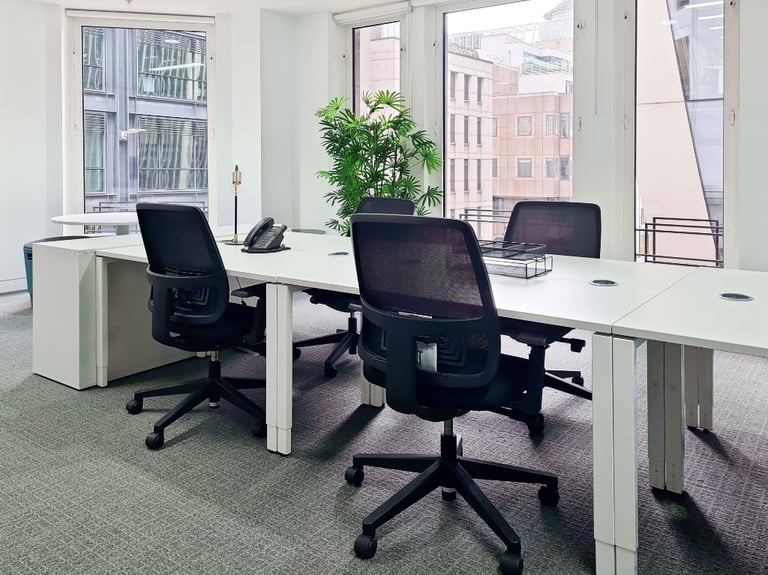 London - EC3A 8AA, Open plan office space for 15 people at Liverpool Street St Mary's Axe