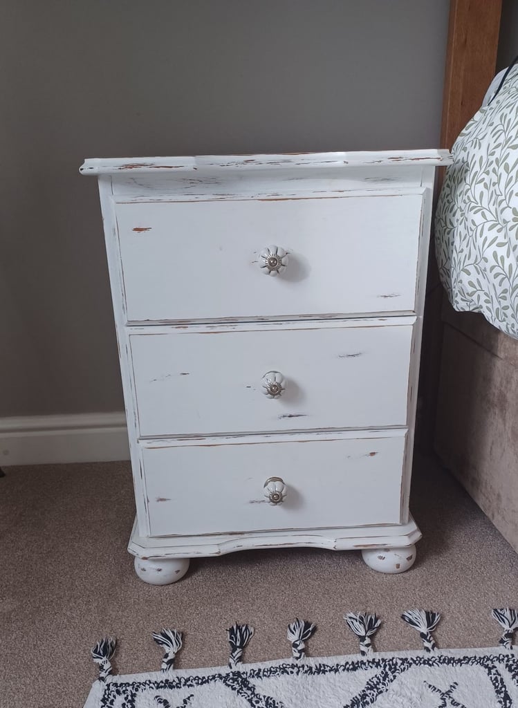 Pair of shabby Chic drawers 