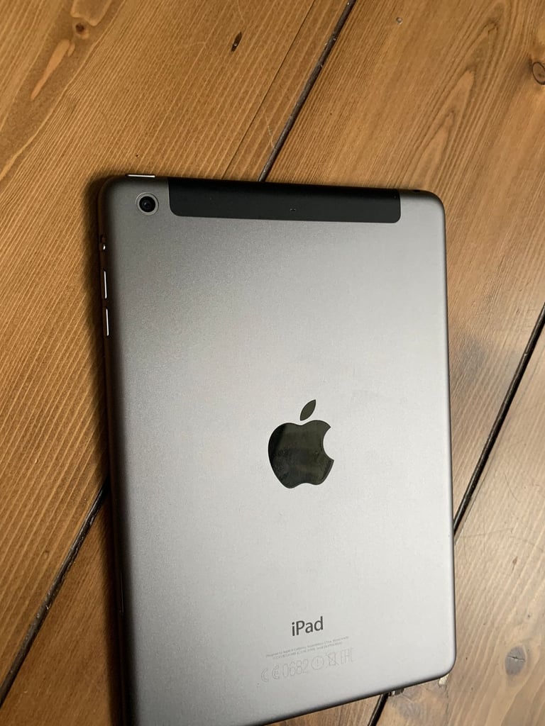 APPLE IPAD MINI 2 32GB WIFI CELLULAR IOS12 - FREE charger - great condition can deliver