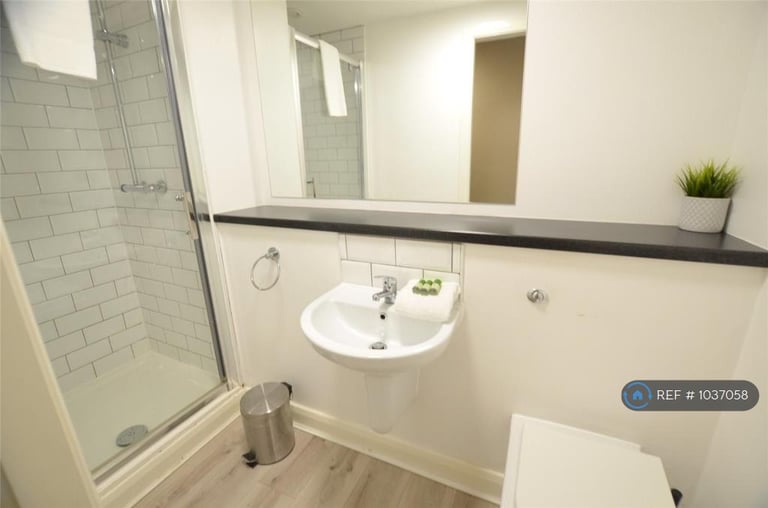 3 bedroom flat in Fox Street Village, Liverpool, L3 (3 bed) (#1037058)