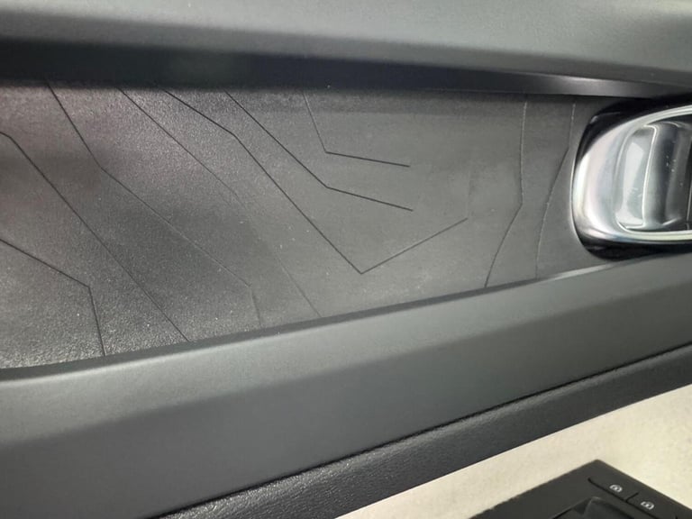 VOLVO XC40 1.5h T5 Recharge 10.7kWh Ultimate Dark Auto Euro 6 (s/s) 5dr 2023