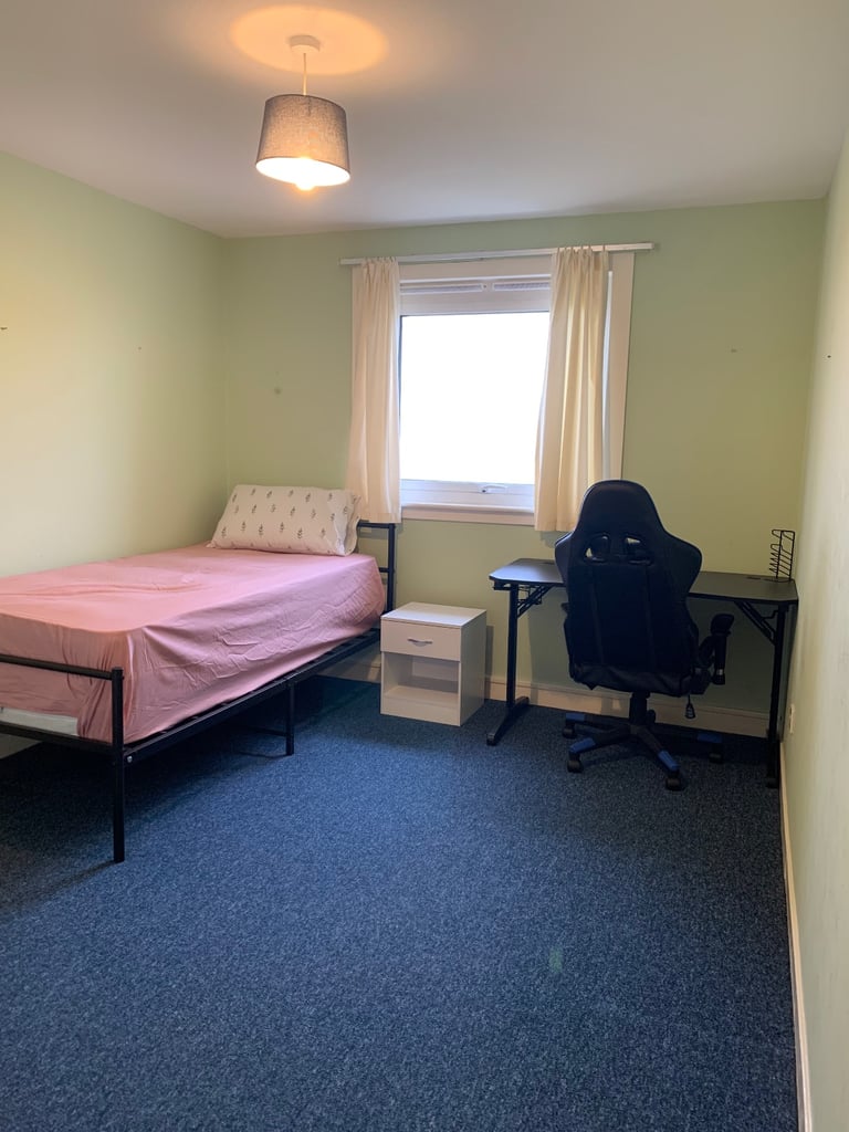 Room for Rent (preferred females)