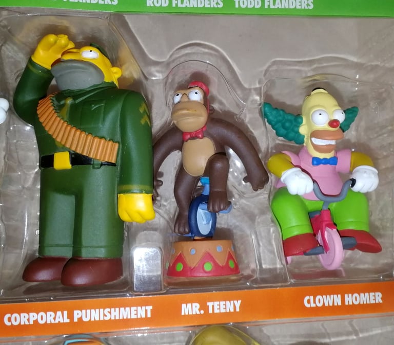 The Simpsons 25 Piece Figurine Collector's Set With Golden Homer + Extra Figure