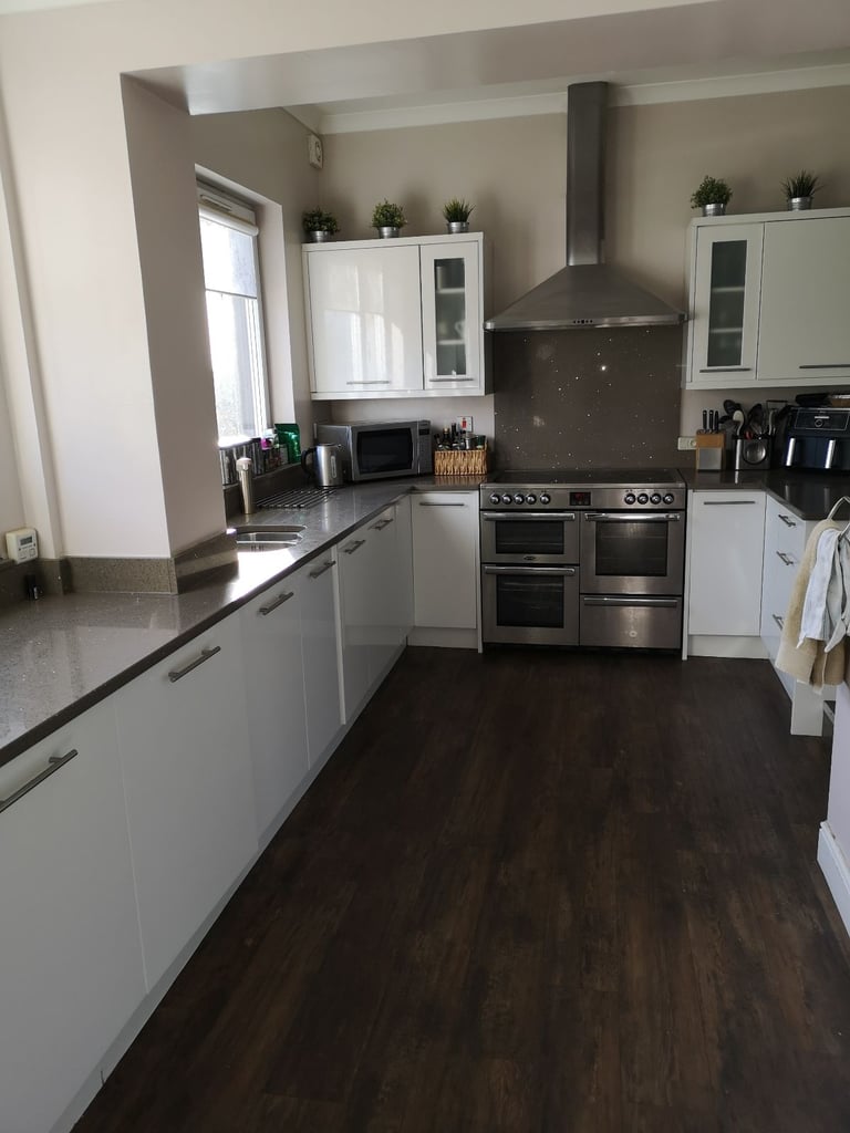 **SOLD** White gloss slab kitchen doors - great condition! 