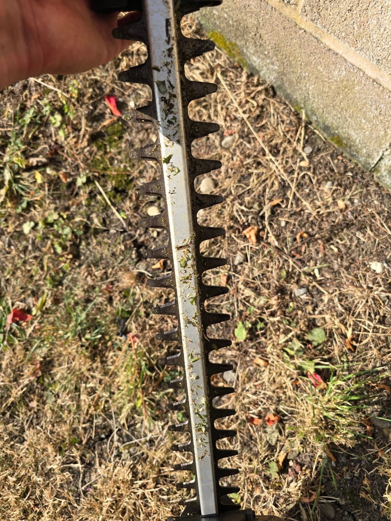 Electric hedge cutter
