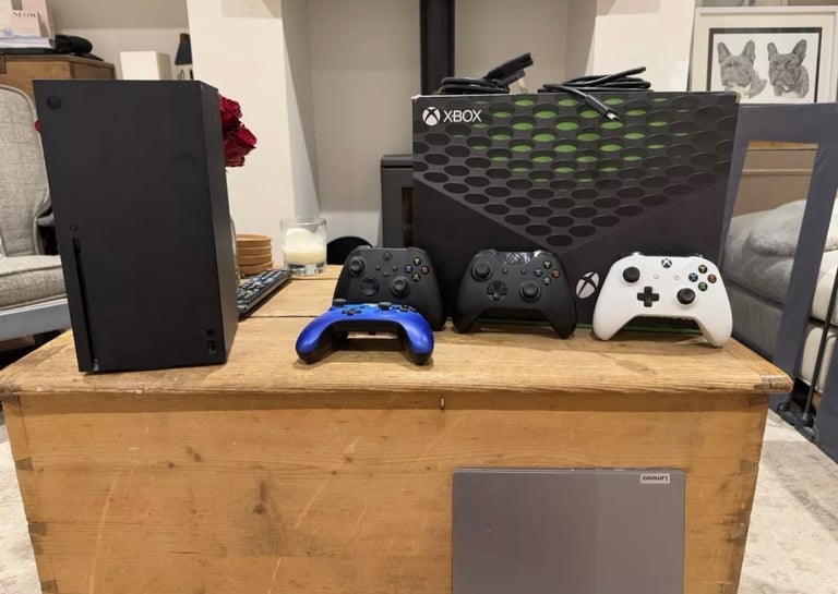 image for Xbox Series X boxed with 4x controllers