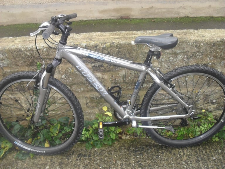 TREK ADULT/YOUTH'S MOUNTAIN STYLE BIKE.