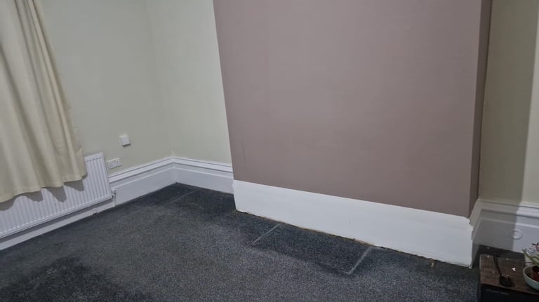2 beds flat spacious rooms kitchen bathroom Separate.
