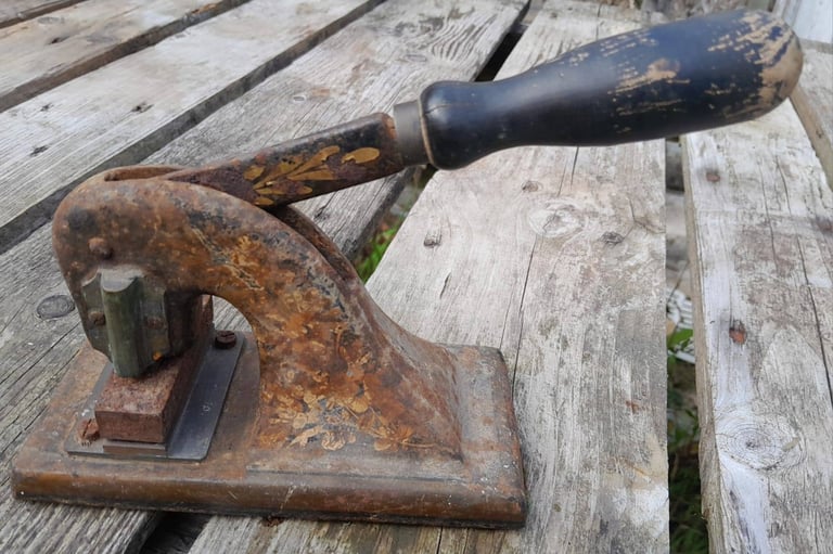 ANTIQUE CAST IRON DESK TOP EMBOSSING MACHINE