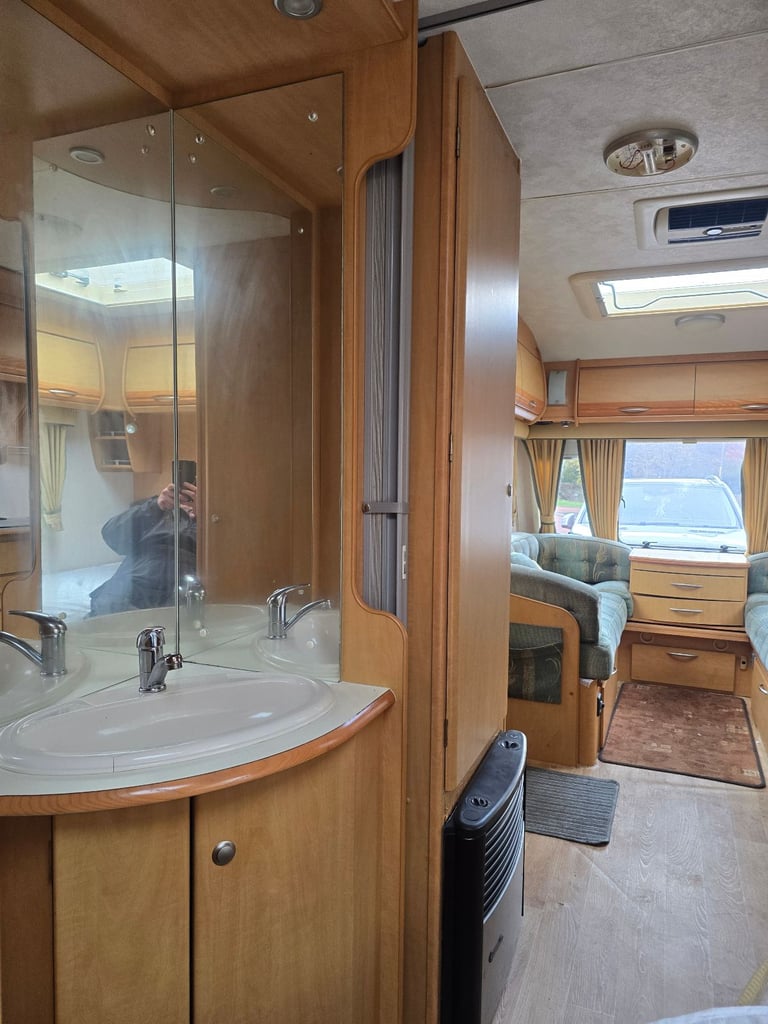 2005 Coachman VIP 530/4  Here is our 2005 Coachman VIP with a fixed bed 