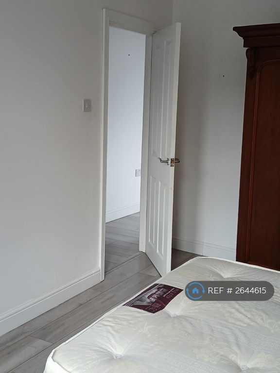 1 bedroom flat in Vale Road, London, N4 (1 bed) (#2644615)