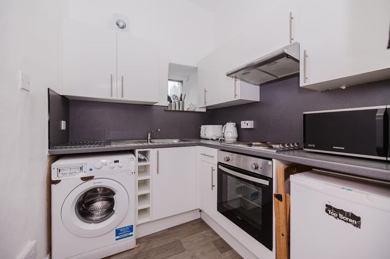 FLAT SHARE: ROOM for let in fantastic, 5 bed, HMO on the Meadows doorstep – available NOW