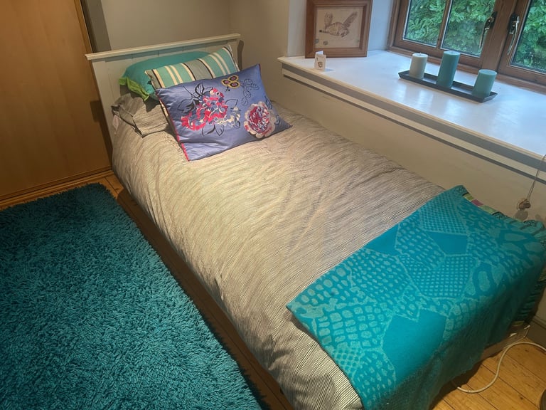 White wooden single pull out trundle bed with mattresses 