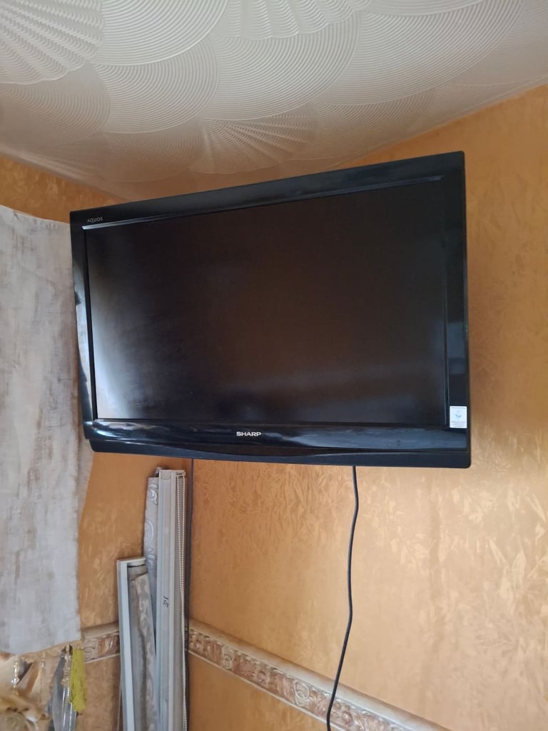 image for 32 inch tv with remote  