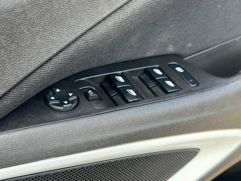 Vauxhall CROSSLAND 1.2 Turbo Griffin SUV 5dr Petrol Manual Euro 6 (s/s) (110 ps)