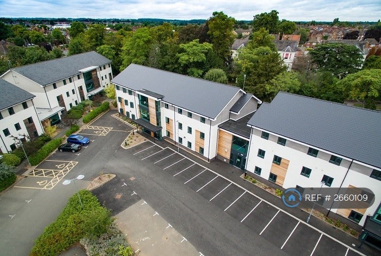 7 bedroom flat in Warwick New Road, Leamington Spa, CV32 (7 bed) (#2660109)