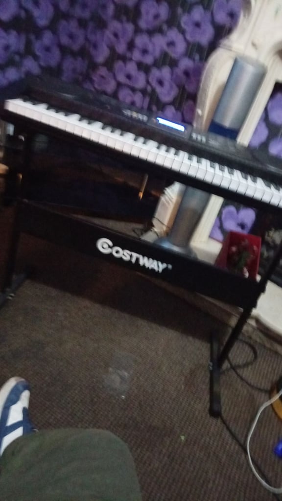 Cosway keyboard on stand fully working order