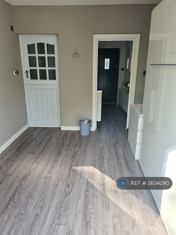 Studio flat in Parkfield Way, Bromley, BR2 (#2634290)