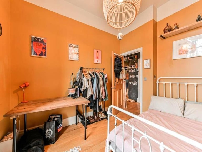 🏠 Bright and spacious room available in Stratford